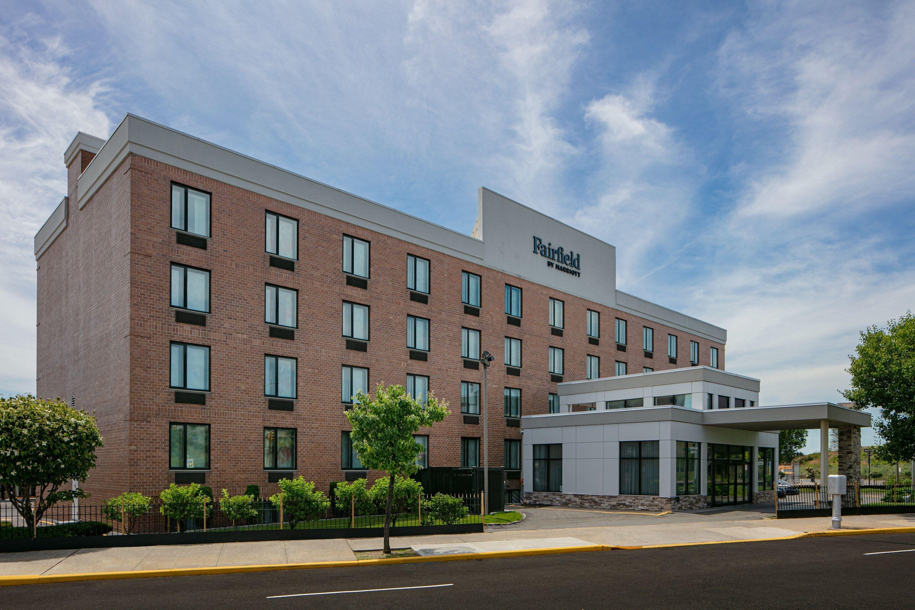 6 Airport Hotels Near Forest Hills Stadium Worth Booking