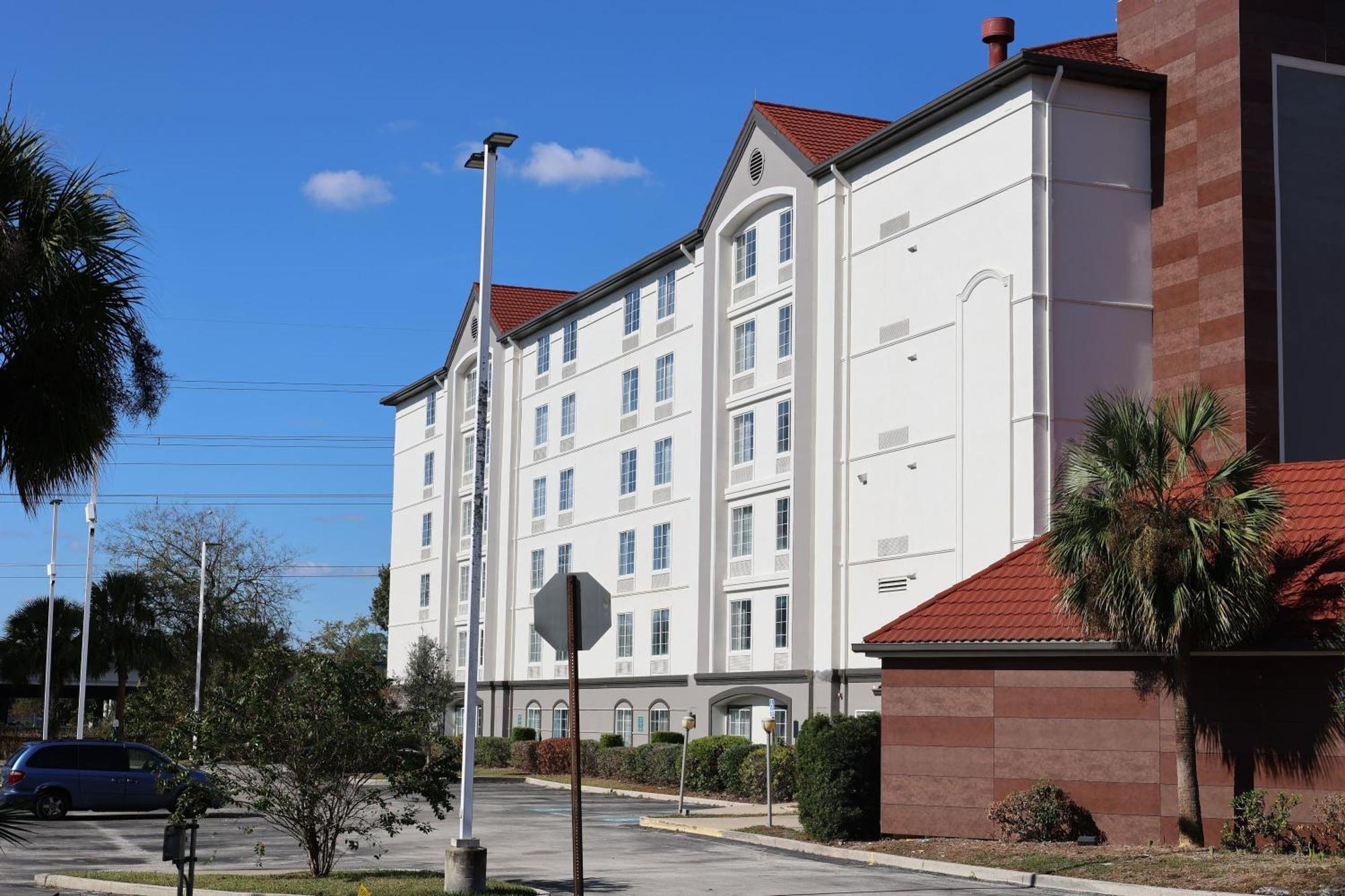 6 Smart Design Hotels Near Easy Street Family Fun Ctr