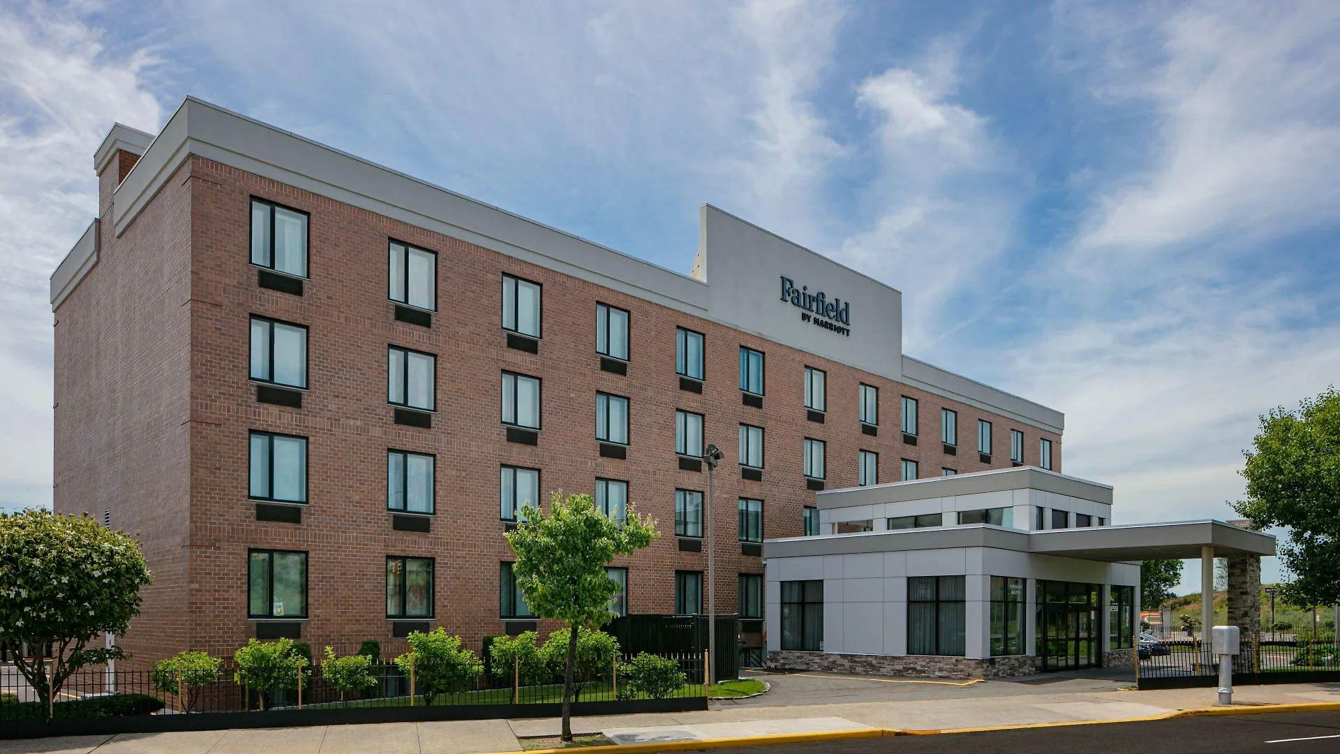 4 Top-Rated Airport Hotels Close to Campbell Plaza