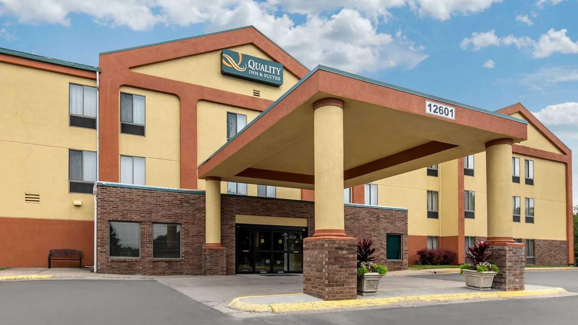 4 Affordable Hotels Close to Flat Rock Creek Pool, Lenexa