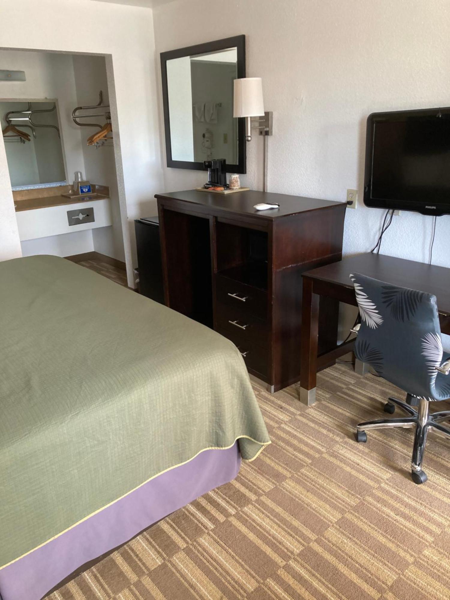 Staying Near Mac Lean Park: 4 Lake Jackson Hotels Compared